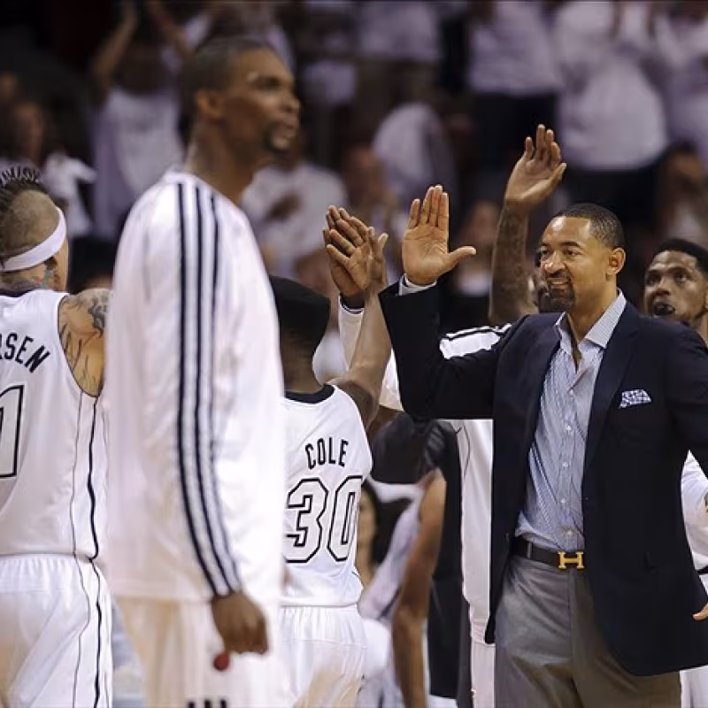 Juwan Howard es el mejor posicionado para el banquillo de Lakers
