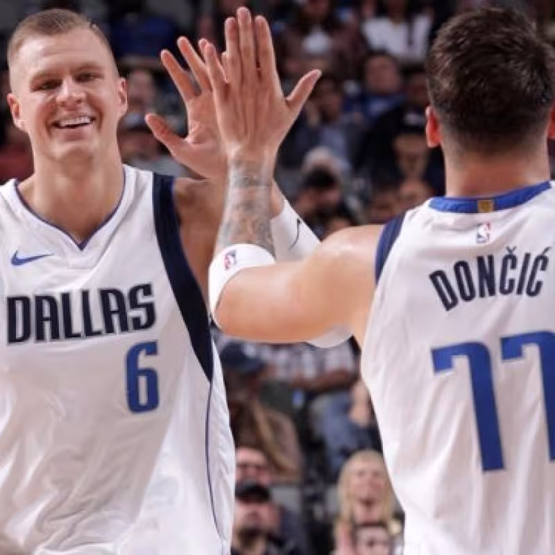 Luka Doncic y Kristaps Porzingis con los Mavericks.