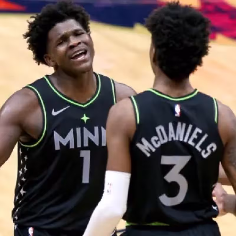 Anthony Edwards frente a Luka Doncic en la pretemporada NBA.