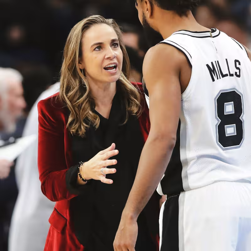 Becky Hammon entrenando a los San Antonio Spurs.