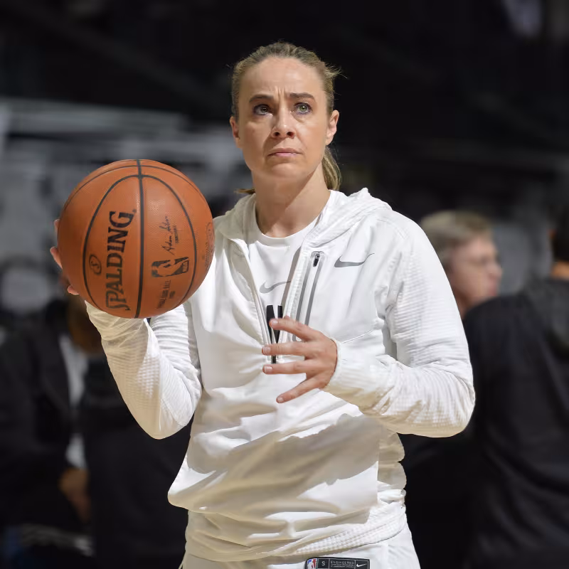 Becky Hammon entrenando a los San Antonio Spurs.