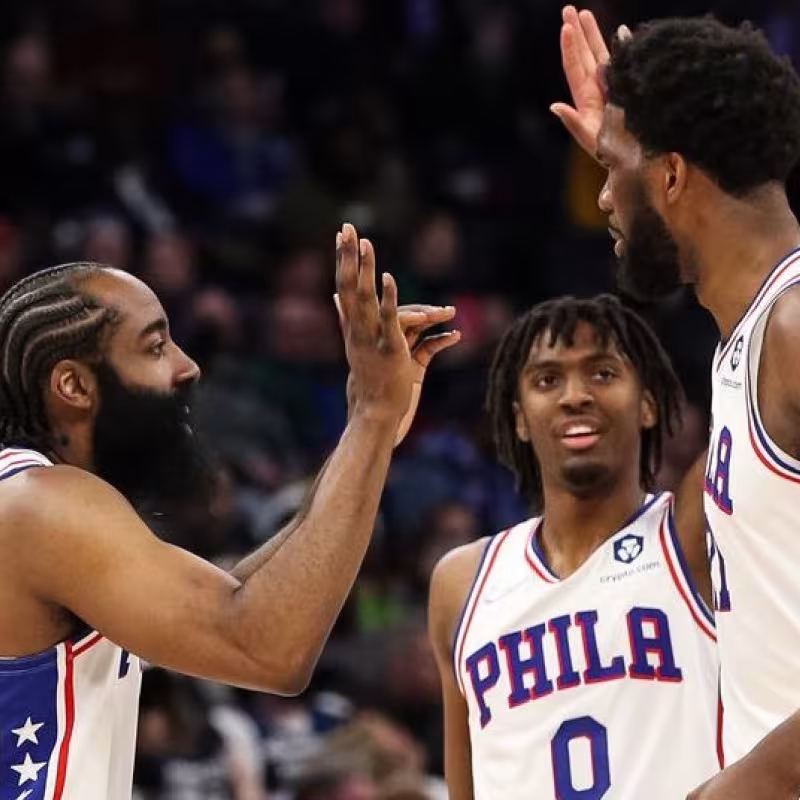 James Harden, Tyrese Maxey y Joel Embiid, jugadores de Philadelphia 76ers.