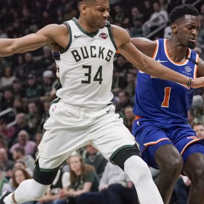 Giannis Antetokounmpo, ante Bobby Portis en un Bucks-Knicks.
