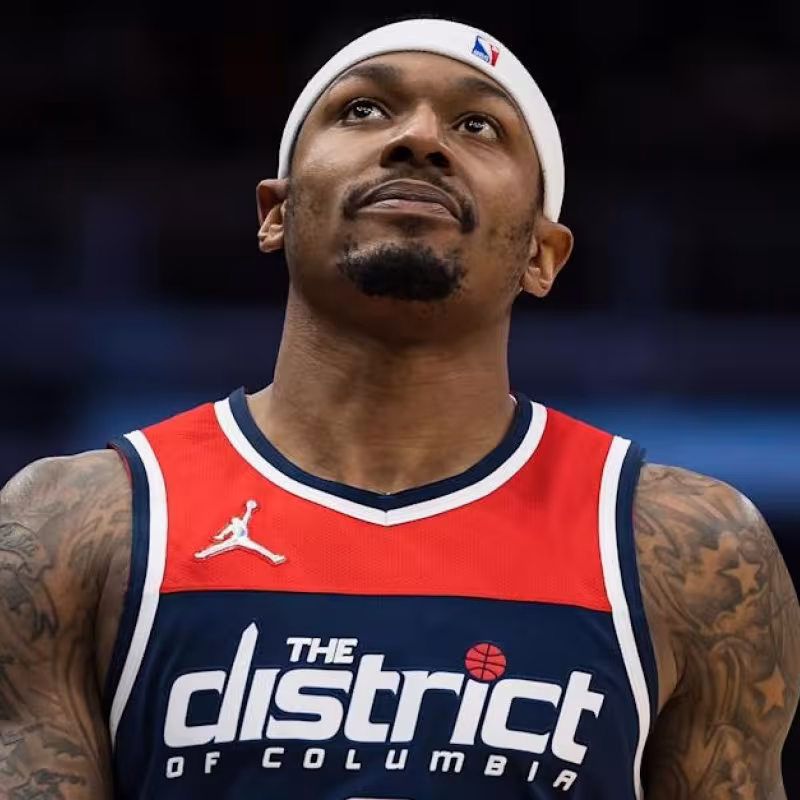 Bradley Beal, jugador de Washington Wizards, ante Josh Okogie, jugador de Minnesota Timberwolves.