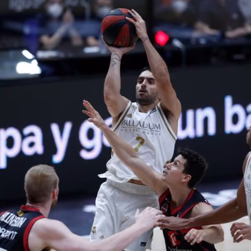 Campazzo intenta anotar en el partido ante el Zaragoza