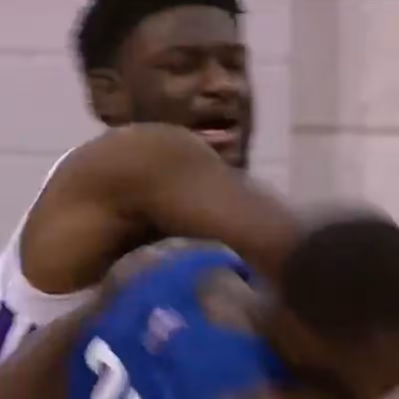 Chimezie Metu, de los Kings, expulsado por golpear a un rival