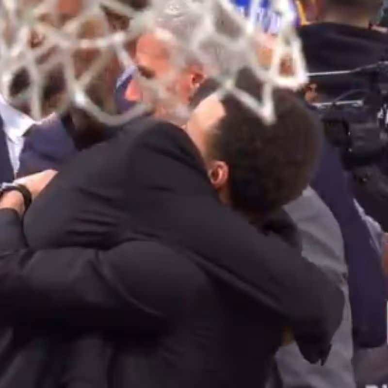 El emotivo abrazo entre Curry y Durant en su reencuentro