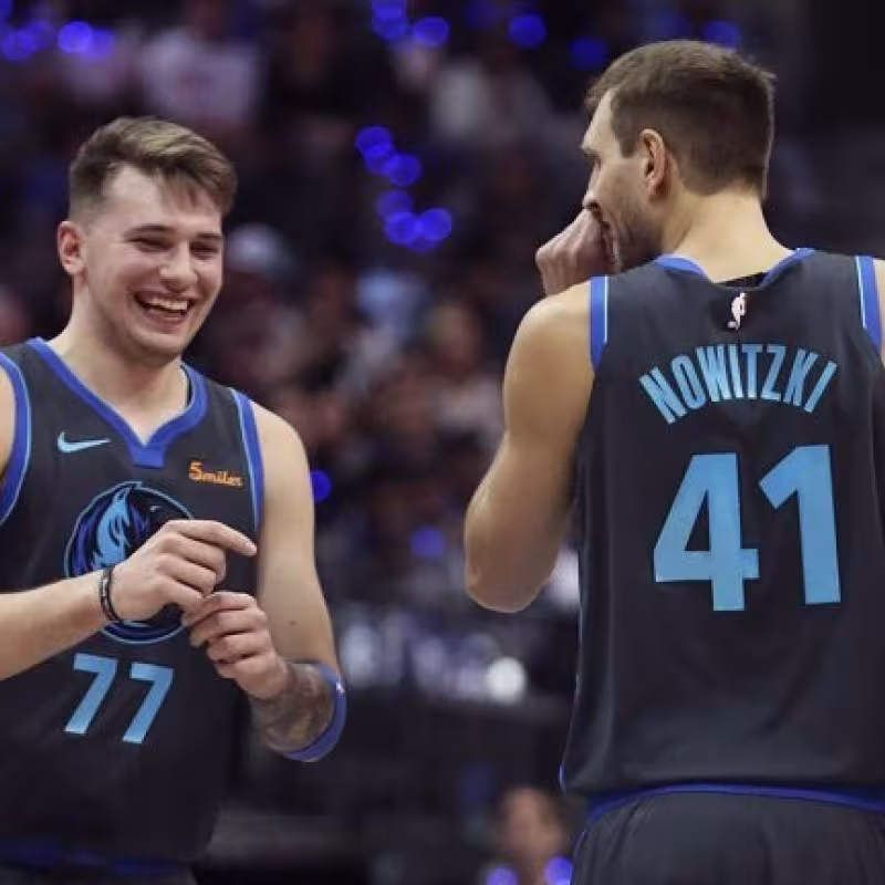 Dirk Nowitzki y Luka Doncic, compañeros en Dallas Mavericks.