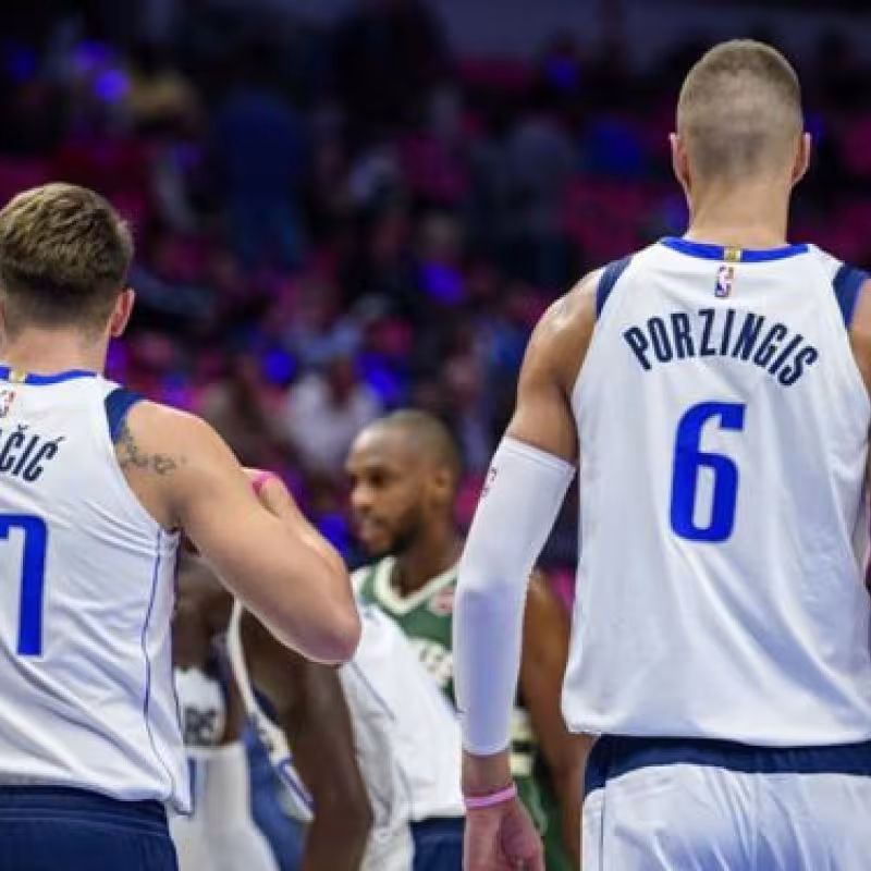 Porzingis habla en español con Doncic en medio de los partidos