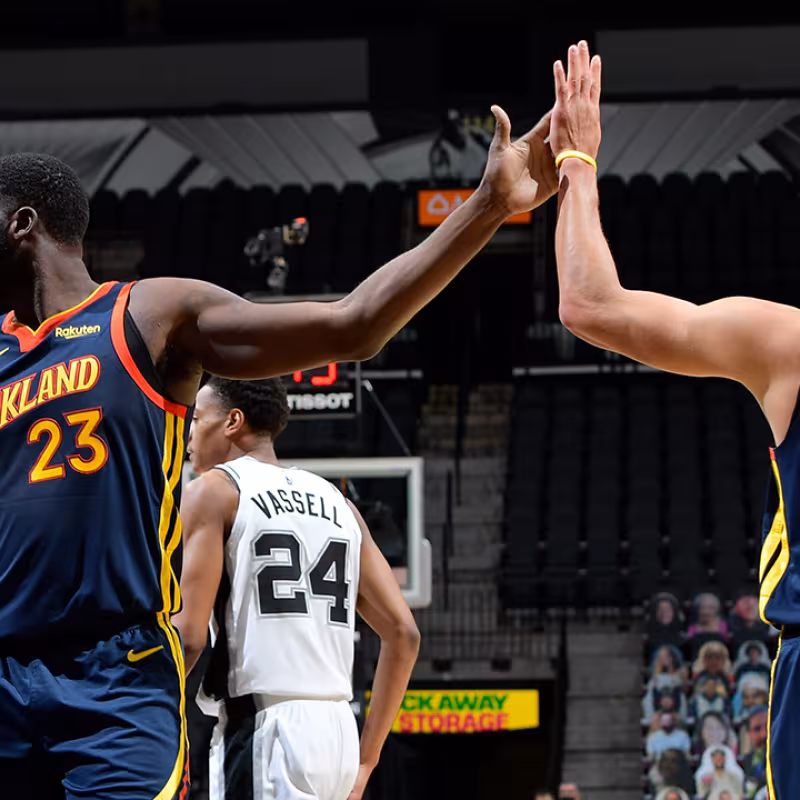 Draymond Green y Stephen Curry, en el duelo ante San Antonio Spurs.