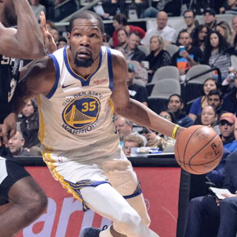 Kevin Durant penetra ante la defensa de los Spurs.