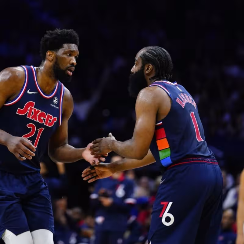 Embiid y Harden destrozan a los Mavs