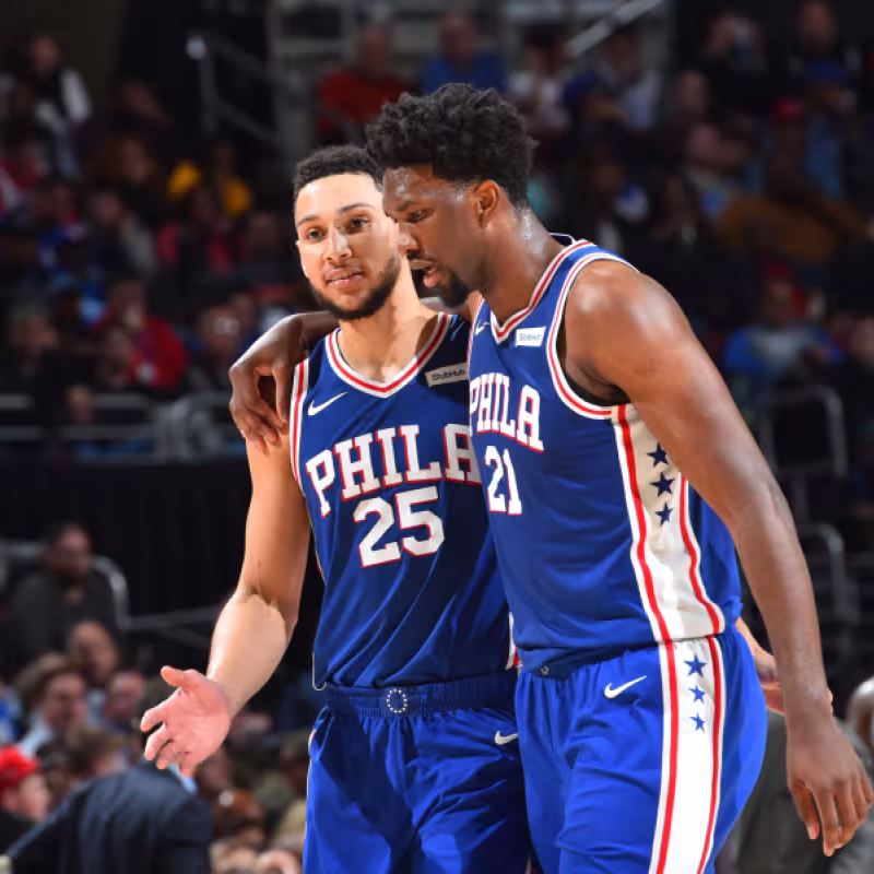 Joel Embiid y Ben Simmons en un partido de los Sixers.