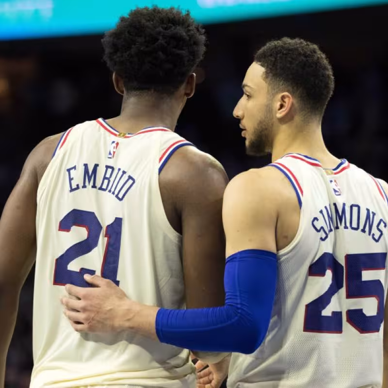 Joel Embiid y Ben Simmons en un partido de los Sixers.