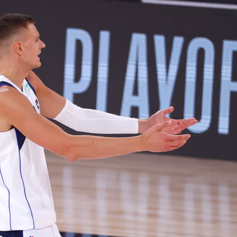 Lebron y Nowitzki critican la decisión arbitral de expulsar a Porzingis