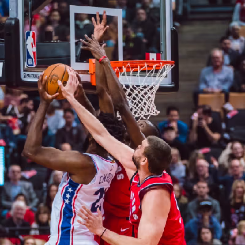 Marc Gasol tapona a Joel Embiid en el Sixers-Raptors.