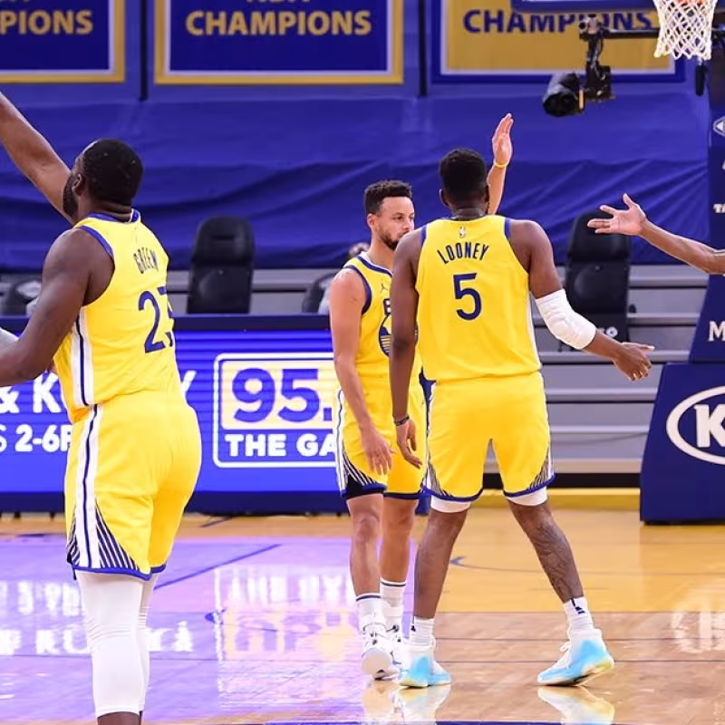 Stephen Curry, MVP de la noche tras lograr un triple-doble contra Los Angeles Lakers.