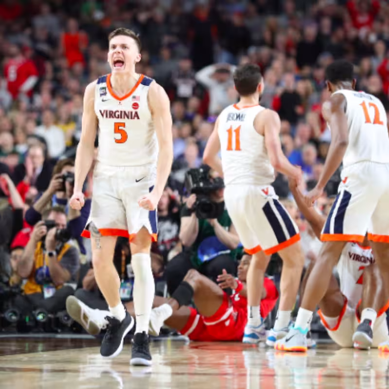 De'Andre Hunter celebra la canasta decisiva del duelo.