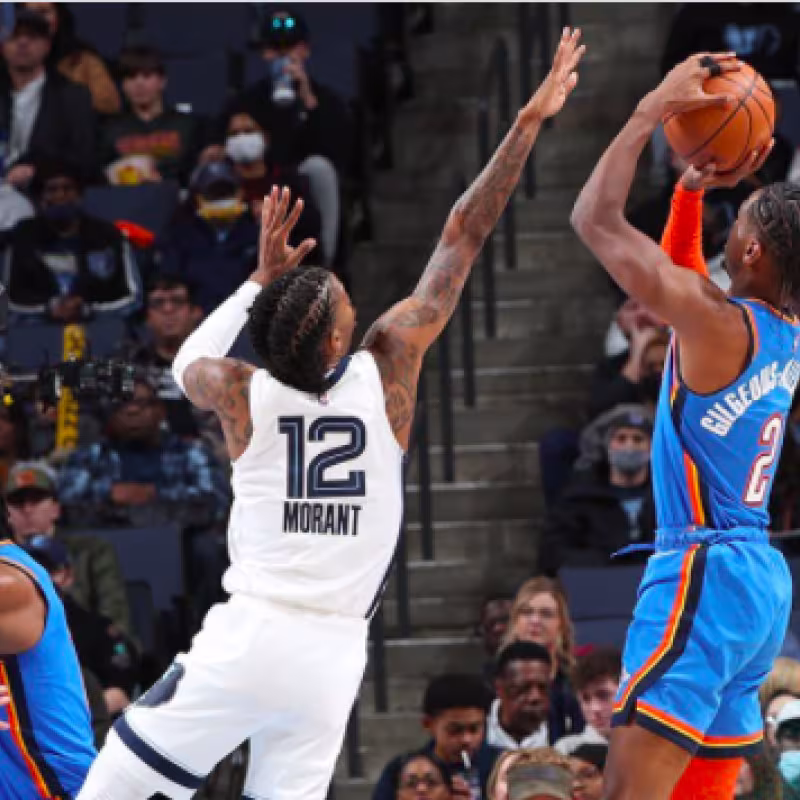 Ja Morant, estrella de Memphis Grizzlies, intentando taponar el tiro de un rival.