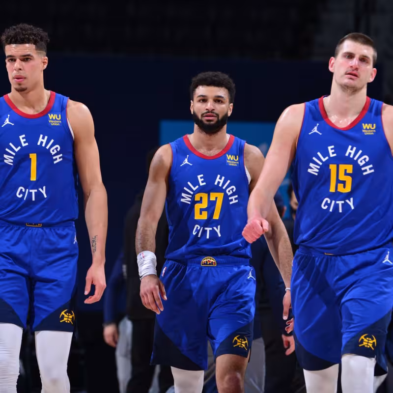 Jamal Murray, Michael Porter y Nikola Jokic, jugadores de Denver Nuggets.