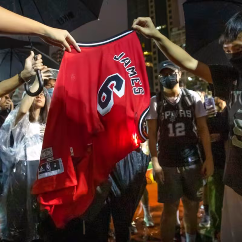 Aficionados de Hong Kong quemando la camiseta de LeBron. 