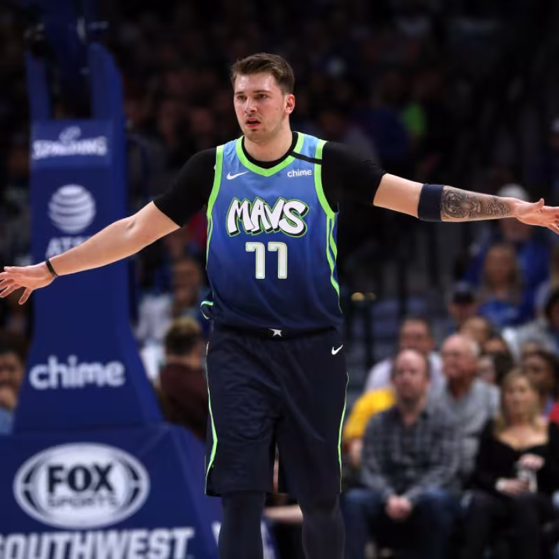 Jason Kidd alaba a Luka Doncic. Foto: gettyimages
