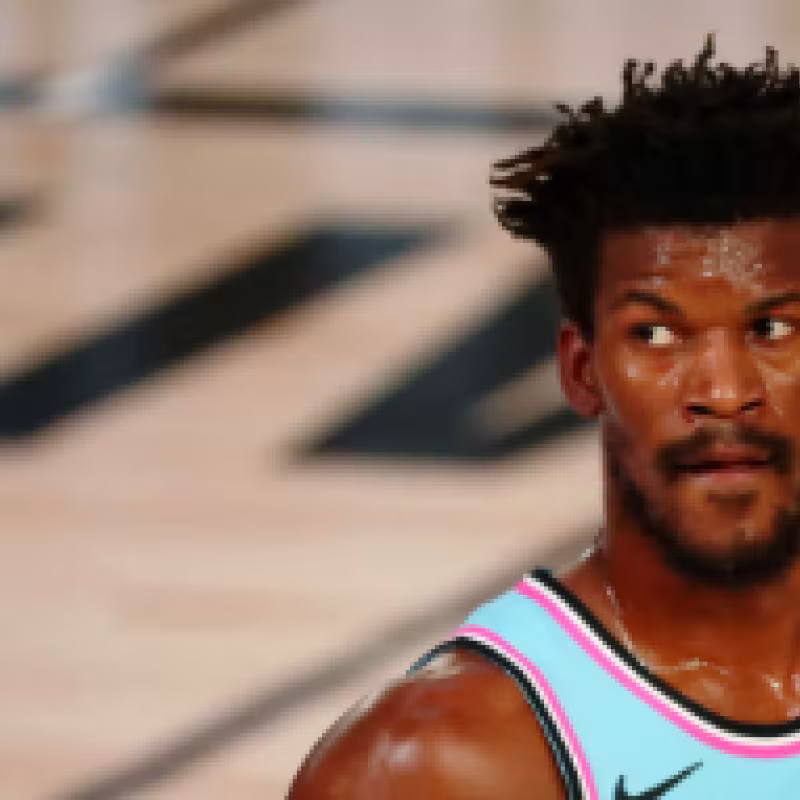 Jimmy Butler no regresa al partido contra los Pelicans por molestias en el tobillo