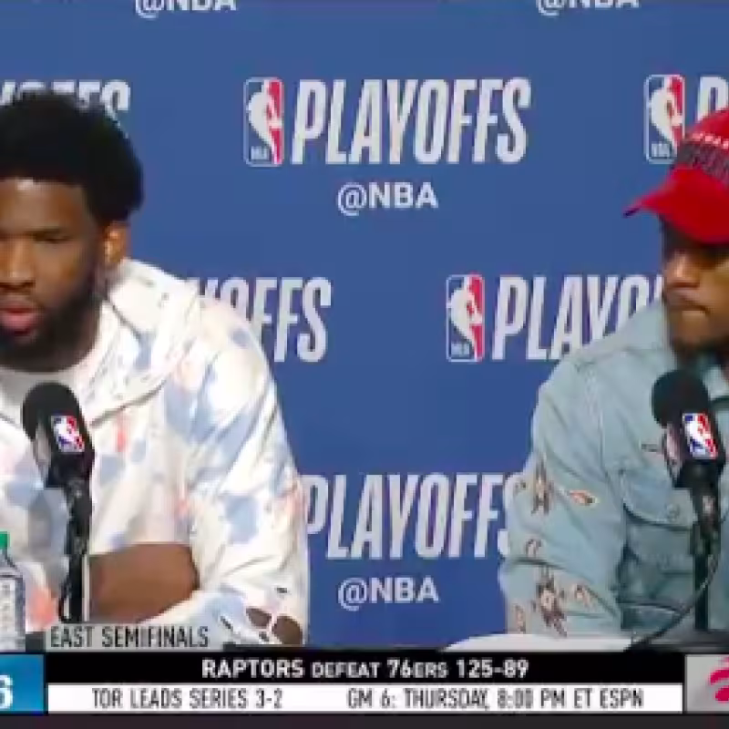 Embiid abraza a Butler tras el Sixers-Celtics.