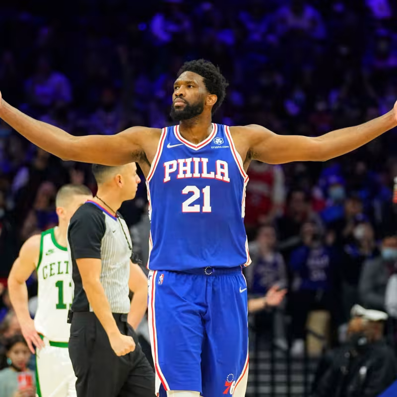 Joel Embiid, machacando el aro rival.