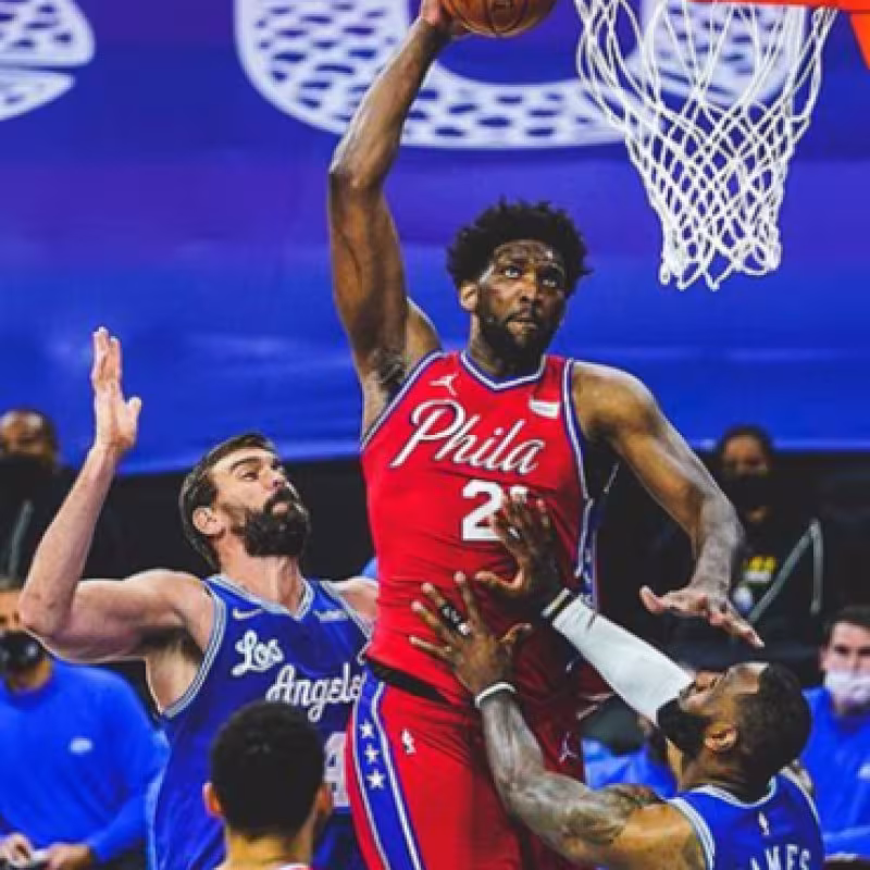 Joel Embiid critica la falta de Lebron James. Foto: gettyimages