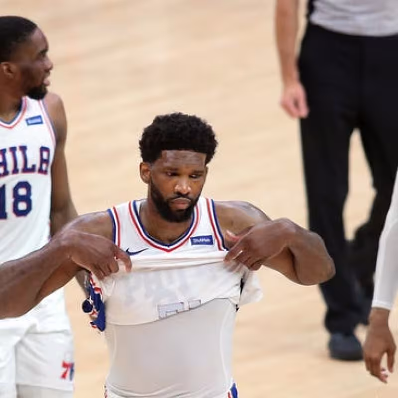 Joel Embiid, histórica actuación negativa y molestias en rodilla. Foto: gettyimages