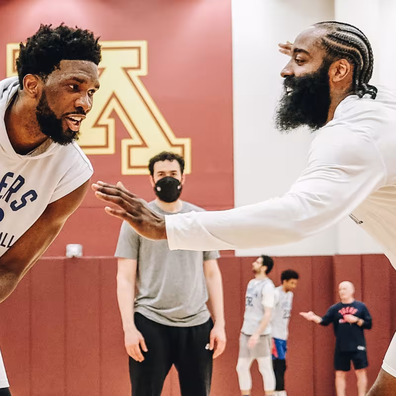 James Harden y Joel Embiid, jugadores de Philadelphia 76ers.
