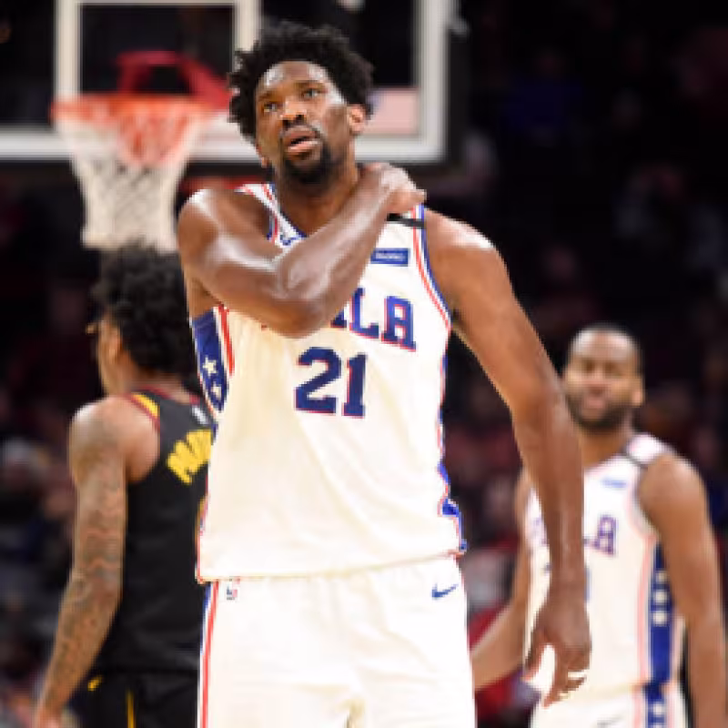 Joel Embiid, lesión hombro. Foto: gettyimages