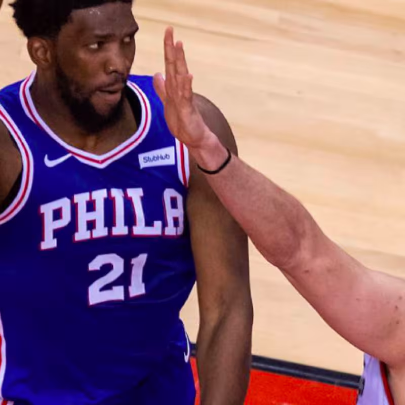 Marc Gasol, defendiendo a Joel Embiid. Foto: @RDTNBA