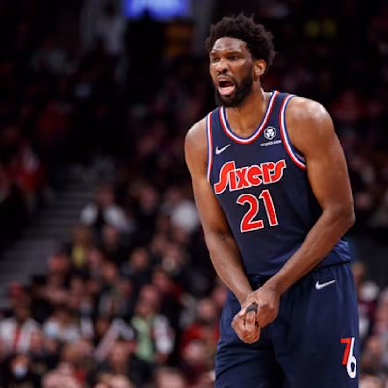 Joel Embiid pasa por el quirófano para operarse el dedo que le fastidió los playoffs