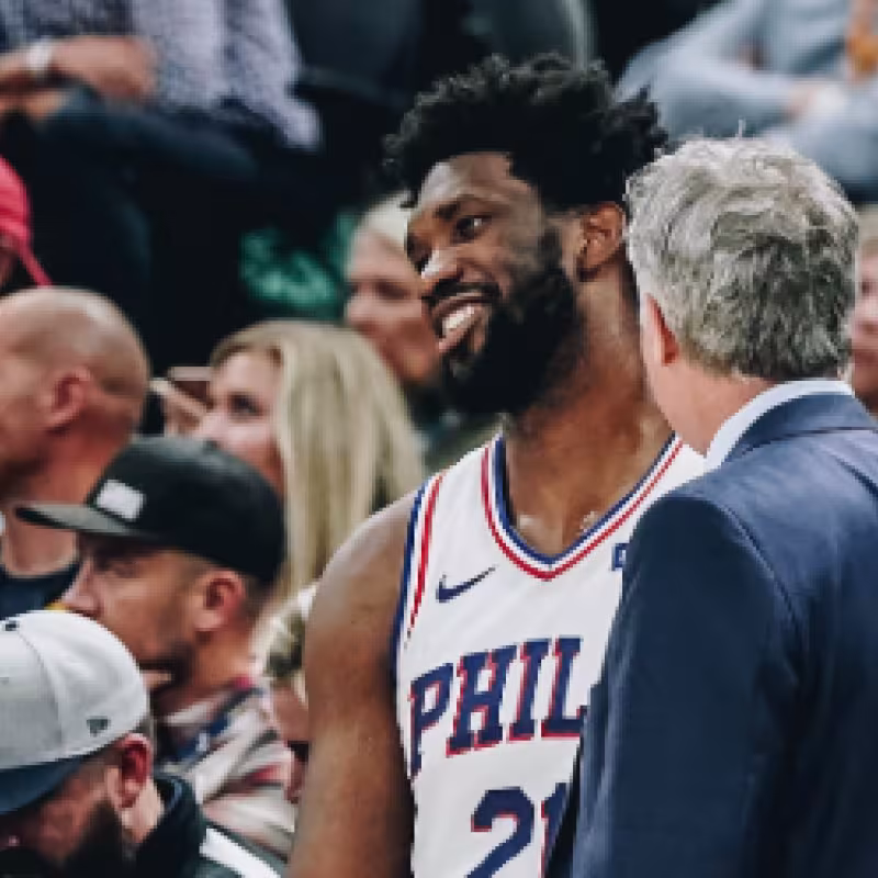 Joel Embiid firmó un buen partido en su regreso.