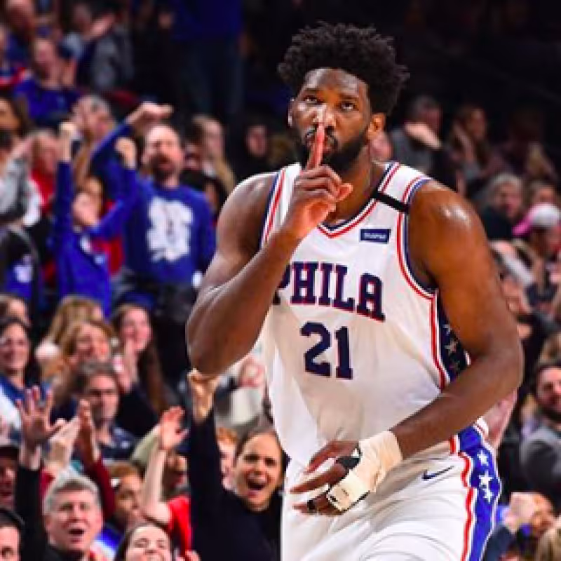 Joel Embiid, mandando callar a la grada.