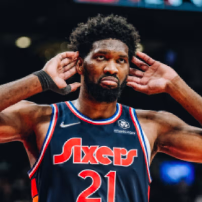 Joel Embiid, decisivo ante los Raptors. 
