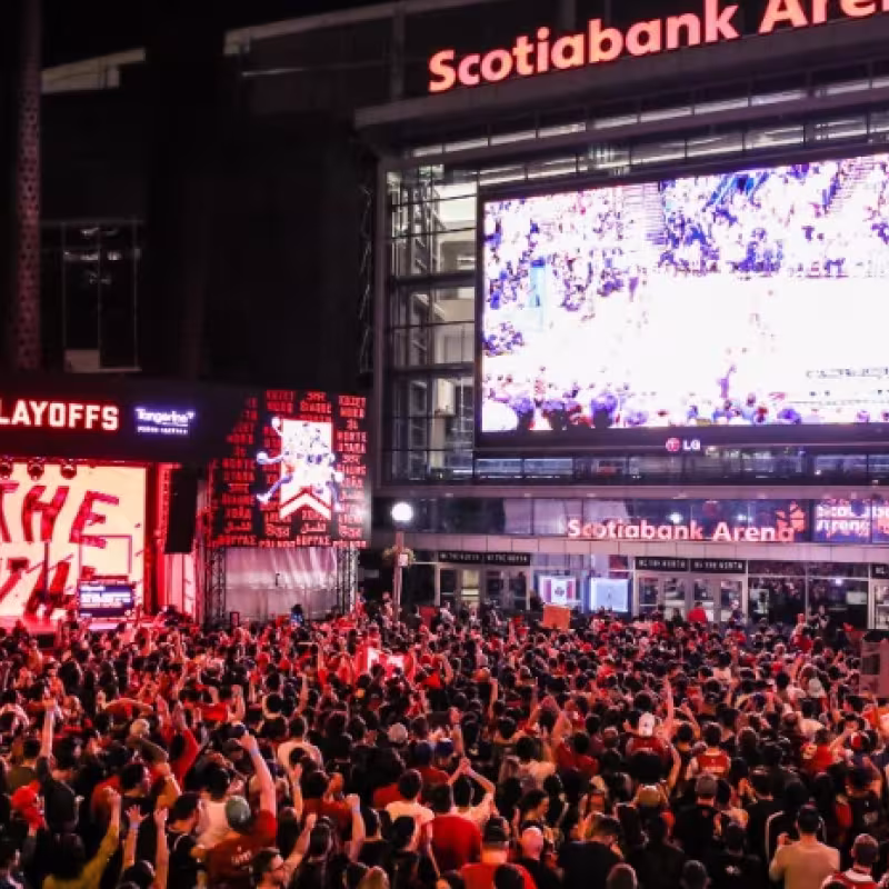 Los aficionados de Toronto Raptors acampan en los alrededores de su pabellón dos días antes del Game 5