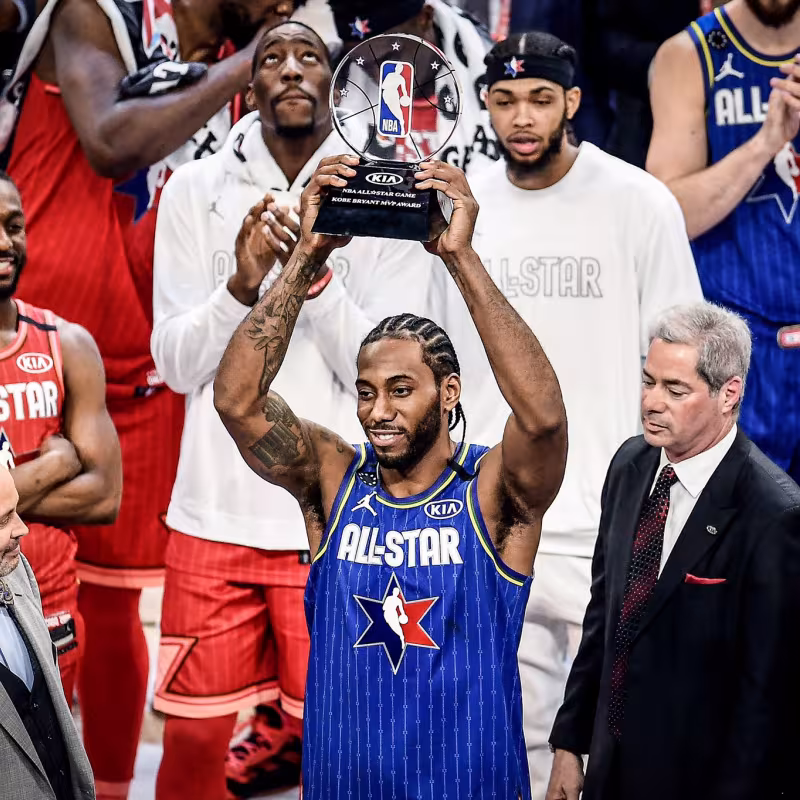 Leonard levantando el primer Kobe Bryant Award. Foto: @LAClippers