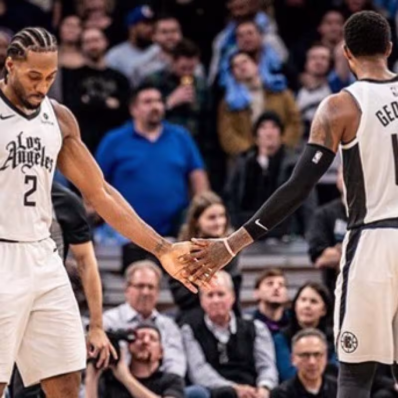 Kawhi Leonard y Paul George sumaron más de 40 puntos cada uno.