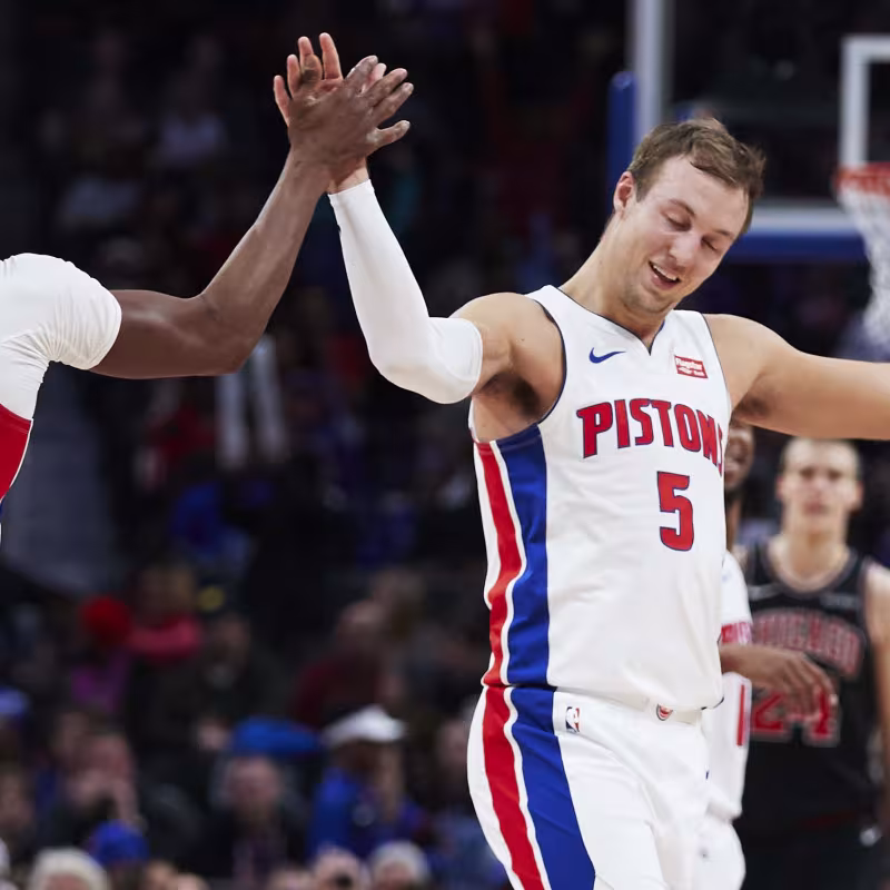 Luke Kennard y Langston Galloway, jugadores de Philadelphia 76ers.