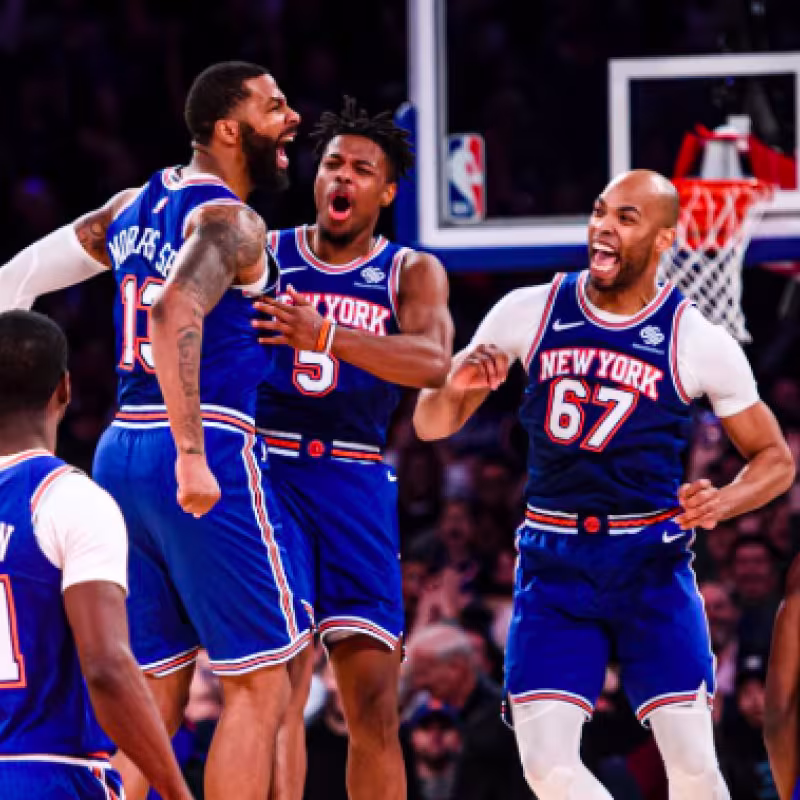 Los jugadores de los Knicks celebran el triunfo.