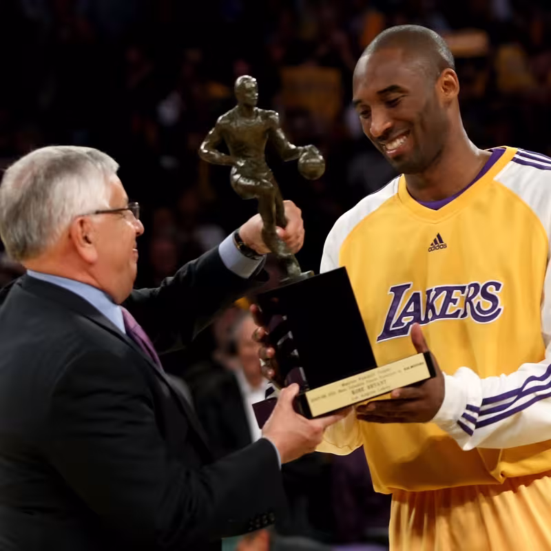 Kobe Bryant, recibiendo el MVP de la temporada de las manos de David Stern.