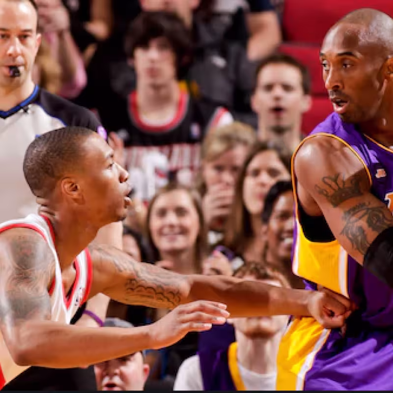 Kobe Bryant, ante Damian Lillard, en un Lakers-Blazers.