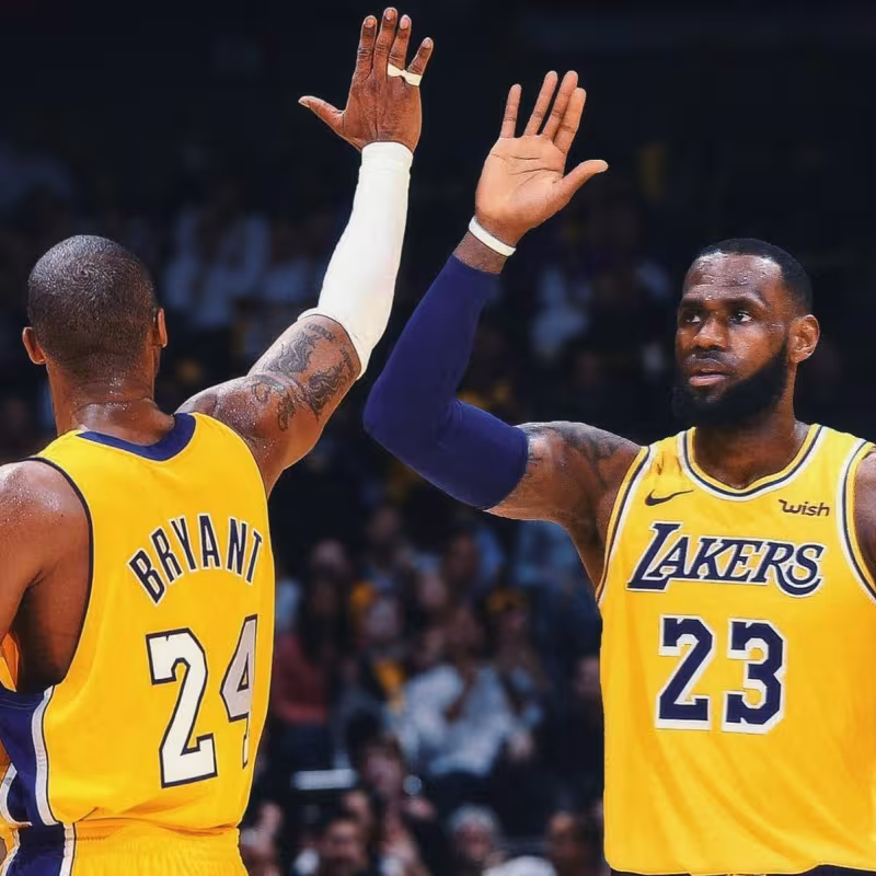 LeBron James y Kobe Bryant, en el Staples Center.