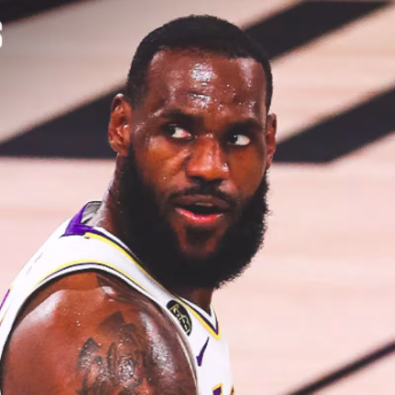 El espectacular modelito que lució LeBron James para homenajear a Kobe Bryant antes del partido