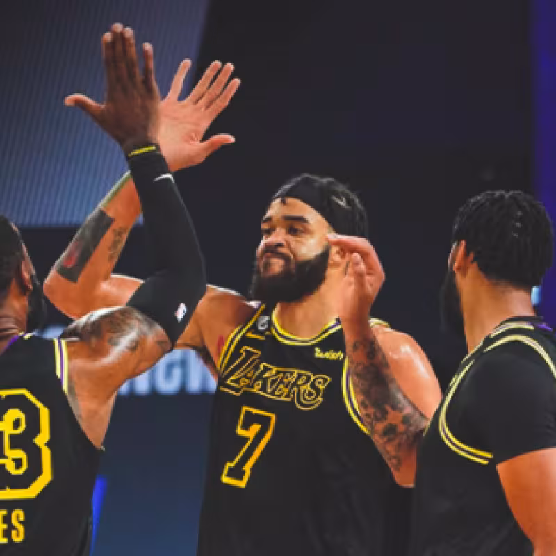 LeBron James la choca con JaVale McGee durante el Lakers-Blazers.