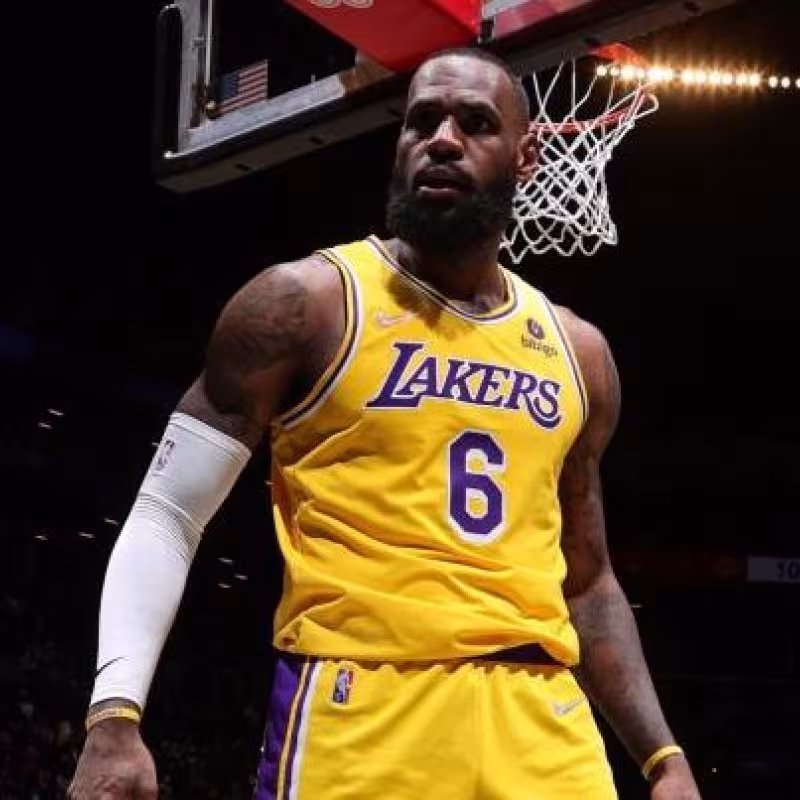 LeBron James hace un mate durante un partido