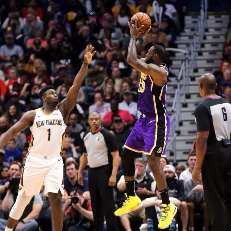 LeBron James tira a canasta delante de Zion Williamson